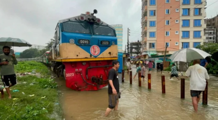 জলাবদ্ধতায় চট্টগ্রাম-কক্সবাজার রুটে ট্রেন চলাচল সাময়িকভাবে বন্ধ